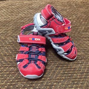 GEOX Baby red sandals w closed toes and open back
